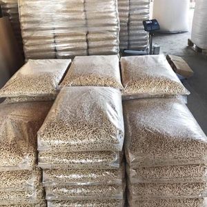 Pellets de madera en forma de briquetas, color marrón, alto contenido calórico, baja humedad, combustible con 0.8% de cenizas, densidad de 750 kg/m³, diámetro de 6 mm, para calefacción de estufas. - Product Image 4