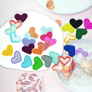 Vente en gros de nouveaux patchs de broderie avec logo personnalisé au design 3D en forme de fer sur des aliments à coudre sur des patchs de machines pour tissu de chemise pour enfants - Product Image 6