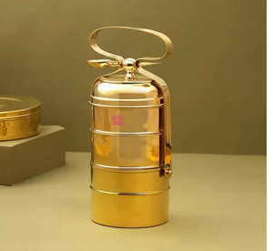 Porte-repas traditionnel à trois étages en laiton poli (Dabba) avec un mécanisme de fermeture latérale sécurisé, poignée supérieure ergonomique. - Product Image 3