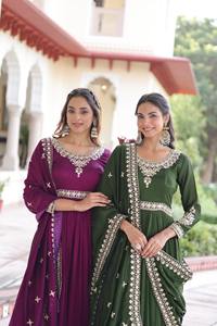 Vestido Anarkali de Diseñador Más Vendido, Hecho de Seda Vichitra con Bordado de Lentejuelas, Disponible a Precio de Exportación - Product Image 5