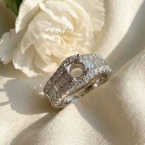 Bague de mariage et de fête pour femme en or blanc 18 carats de haute qualité, brillante et raffinée, avec un diamant naturel rond de forme classique et un halo - Product Image 3