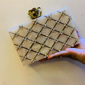 กระเป๋าถือคลัทช์เรซิ่นสีและดีไซน์ที่กำหนดเองสำหรับงานแต่งงานในบ้าน - Product Image 2