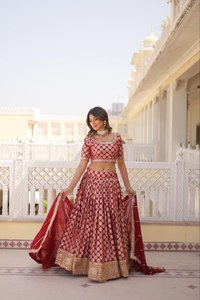 Jacquard de viscosa pura de color granate de último diseñador con trabajo bordado Lehenga Choli & Dupatta Set para bodas, fiestas - Product Image 3