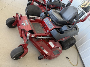 Cortadora de Césped Comercial de Giro Cero Ferris IS700ZB2760 de 60 Pulgadas 2024, 27HP Briggs Stratton CXi, Cortadora con Suspensión Hydro-Gear ZT3200 - Product Image 4