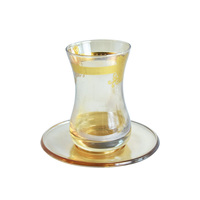 Thé noir turc, pudding, extrait de café, verre en forme de tulipe avec des plats à sauce