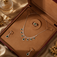 Boîte de présentation de bijoux carrée biseautée octogonale de qualité supérieure OEM avec doublure en microfibre, couleur et taille personnalisées, et logo en relief