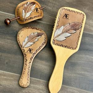 Juego de tocador de cuero hecho a mano, elegante diseño pintado con hojas, cepillo de pelo, espejo de mano, juego de palos para el cabello, regalo de aniversario perfecto - Product Image 1