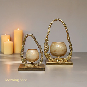 Soporte de vela dorado de metal sólido con acabado de gama alta Diseño único para centro de mesa de Navidad Incluye tarro de vela - Product Image 2