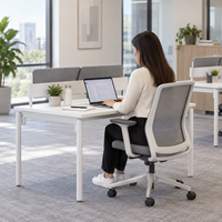 Poste de travail individuel moderne avec écran de confidentialité coulissant et alimentation intégrée pour bureau d'employé