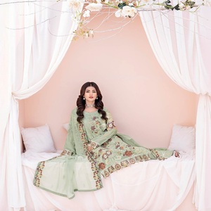 Soldes Exceptionnelles : Ensemble Shalwar Kameez en Chiffon Ramsha avec Dupatta – Tenue de Soirée et de Mariage de Luxe pour Femme, Broderies Riches, Style Ethnique - Product Image 4