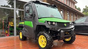 Transportador All-Way John Deer XUV 835M Vehicle Farm Trailer John Deer Gator XUV835R con cabina y equipo de servicio de invierno - Product Image 3