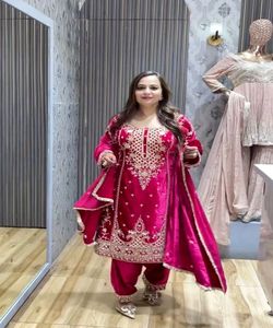 Améliorez votre style avec des robes modernes et confortables pour femmes présentant le meilleur de la mode indienne et pakistanaise en gros - Product Image 5