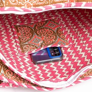 Grand sac fourre-tout en coton matelassé fait à la main Mandala rouge Design floral vintage Fermeture à glissière écologique personnalisable pour l'épicerie de dame - Product Image 3