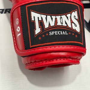 นวมชกมวยไทยสีแดงขาวคู่แฝด หนังแท้ ปรับขนาดได้ สำหรับซ้อมมวย MMA คิกบ็อกซิ่ง - Product Image 3