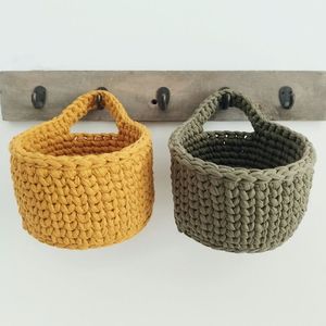 Panier suspendu en macramé élégant, tissé à la main, adapté à l'organisation quotidienne des objets essentiels, des clés et de petits articles, à utiliser pour l'affichage - Product Image 1