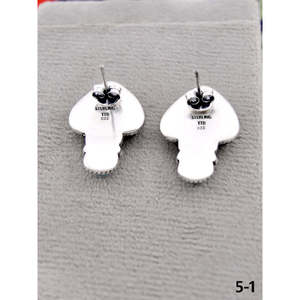 Pendientes de botón estilo Suroeste con lapislázuli y turquesa Kingman, hechos a mano con plata de ley y engaste de bisel por Post Spade - Product Image 5