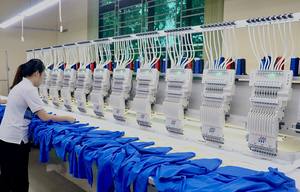 เสื้อแจ็คเก็ตกันลม FMF สำหรับผู้หญิงและผู้ชาย - กันน้ำและแห้งเร็ว จากเวียดนาม ยี่ห้อเครื่องแบบที่ได้รับการยืนยัน - ขั้นต่ำ 500 ชิ้น - Product Image 5