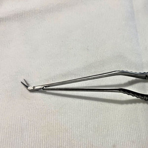 กรรไกรตัดเส้นเลือดฝอยตาแบบใช้ซ้ำได้ ยี่ห้อ Castroviejo Yasargil สีเงิน สำหรับการผ่าตัดขนาดเล็ก ได้รับการรับรองมาตรฐาน CE ISO13485 ระดับ Class I - Product Image 4