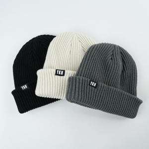 Gorro de punto Jacquard al por mayor, bajo MOQ, diseño clásico con logotipo personalizado bordado y etiqueta de tela característica común - Product Image 1