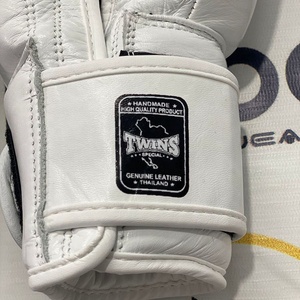นวมฝึกซ้อมมวยไทยคู่แฝด หนังวัวแท้ ปรับแต่งได้ สีขาว 8 ออนซ์ สำหรับการฝึกซ้อม นวมหนังวัวแท้ - Product Image 3