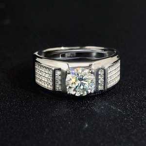 Bague de fiançailles en moissanite de qualité export, taille ronde, petite taille, disponible à prix réduit - Product Image 1