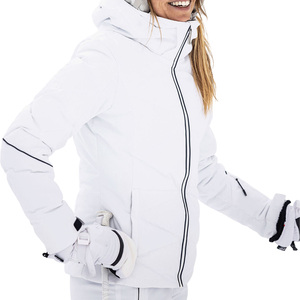 Chaqueta de esquí para mujer con ajuste personalizado Producción OEM Diseño impermeable Forro térmico y opciones de impresión de etiquetas privadas - Product Image 1