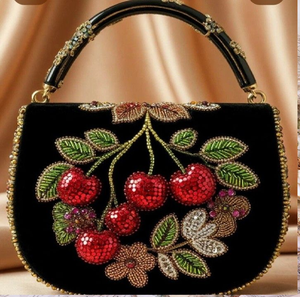 Opulent gold frame <b>clutch</b> entirely encrusted with various sizes of creamy <b>pearls</b>. Available at wholesale prices. - Product Image 5