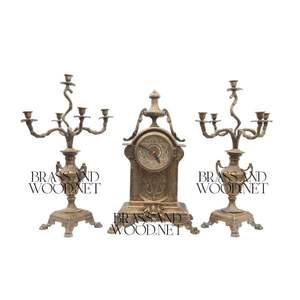 Conjunto de reloj y candelabros de latón antiguo, diseño decorativo adornado con acabado envejecido Vintage para interiores clásicos de lujo - Product Image 1