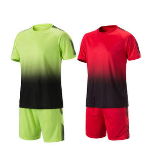 Ensemble de maillots de football personnalisés pour enfants, respirant, en polyester 320g, t-shirt de football à rayures, vente en gros, vêtements d'équipe - Product Image 2