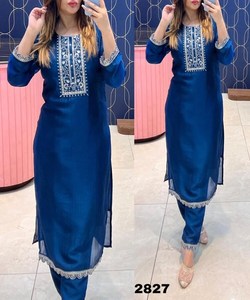 Magnifique ensemble Salwar Kameez pakistanais - Design exquis en soie Georgette pour les fêtes et les célébrations - Product Image 4
