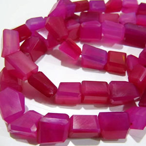 Perles de pierre dégringolées découpées au laser en calcédoine naturelle rose vif forme de pépite irrégulière 10mm à 12mm - Product Image 1