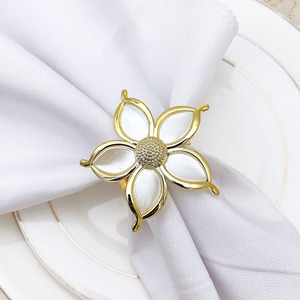 Les anneaux de serviette en métal les plus tendance sont un excellent choix de cadeau pour les mariages, les fêtes de pendaison de crémaillère et les célébrations. - Product Image 3