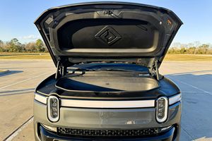 LISTO PARA ENVIAR - USADO, VOLANTE A LA IZQUIERDA |   CONDUCCIÓN DERECHA |   RIVIAN R1T ADVENTURE EDITION 2023, 4700 millas, motor cuádruple, tracción total - Product Image 6