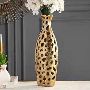 Vase en métal doré artisanal conçu pour des centres de table époustouflants, des fleurs saisonnières et un style de table d'appoint moderne en provenance d'Inde - Product Image 1