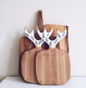 Elegante tabla de cortar de madera con patrones de madera natural para una herramienta estética y funcional - Product Image 1