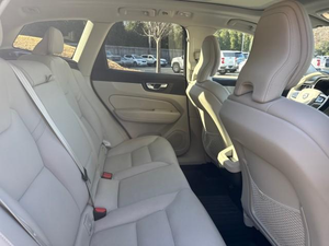 Volvo XC60 B5 Plus 2023 Usado, Tema Brillante - Product Image 6