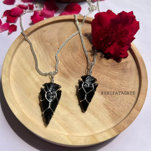 Venta al por mayor de moda Feng Shui collar tallado a mano negro obsidiana corazón plateado cristal punta de flecha colgante joyería espiritual - Product Image 1