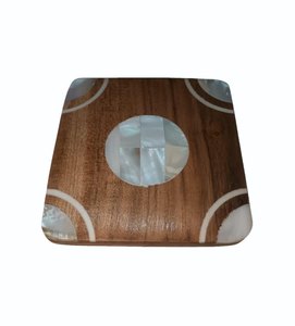 Elegante posavasos de madera con fregona diseñado para agregar un toque artístico a la configuración de la mesa de comedor - Product Image 1