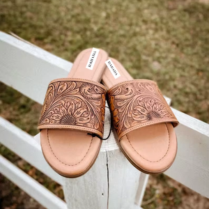 รองเท้าแตะลำลองสำหรับผู้หญิง ดีไซน์เนอร์แฟชั่น รองเท้าแตะแบบไขว้สำหรับฤดูร้อน รองเท้าสานแบบแบนสำหรับผู้หญิงและสุภาพสตรี รองเท้าแตะหนังสำหรับใส่ไปชายหาด - Product Image 1