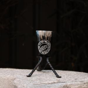 Corne à boire viking de qualité supérieure, polie, sculptée style antique animalier et religieux, écologique, pour hydromel - Product Image 6