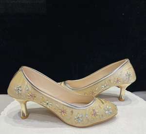 Meilleure vente Jutti de mariée pour les femmes brodées Punjabi et chaussures indiennes pour les mariages disponibles pour la quantité en vrac - Product Image 2