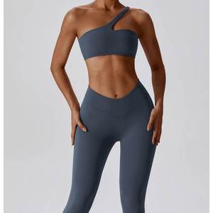 Ensemble de yoga pour femmes avec logo personnalisé sur le devant, respirant, séchage rapide, soutien-gorge court et leggings à coupe en V très extensibles - Product Image 4