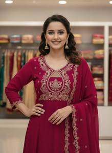 Conjunto de Kurti y Pantalón de Seda Pura Estilo Anarkali con Bordado Elaborado y Diseño Elegante del Sur de Asia, con Dupatta - Product Image 6