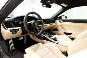 รถมือสองสภาพดี ปี 2024 สำหรับ 911 Turbo S Coupe AWD ล้อแม็ก R17 เบาะหนังด้านซ้าย ภายในสีเข้ม หลังคาอลูมิเนียมอัลลอยด์ ซันรูฟแบบพาโนรามา สภาพดี - Product Image 5