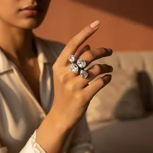 Anillo de Plata 925 con Topacio Blanco para Mujer, Anillo de Piedras Preciosas de Marca Privada con Forma de Mano y Engaste de Bisel - Product Image 3