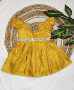 À la mode BANARASI COTON SOIE ZARI TISSANT BODER TRAVAIL ENFANT FILLE FROCK AVEC DOUBLURE EN COTON AVEC TAILLE PERSONNALISÉE - Product Image 1