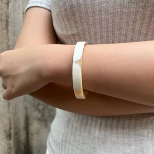 กำไลข้อมือเขาควายดีไซน์สวยน่ารักสำหรับผู้หญิง สีธรรมชาติเรียบง่าย ราคาถูกในอินเดีย - Product Image 1