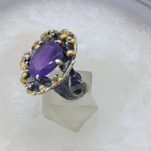 แหวนเงิน 925 ดีไซน์ดอกไม้ทำมือประดับอเมทิสต์ – เครื่องประดับหรูหราเคลือบทองและสีดำ - Product Image 1