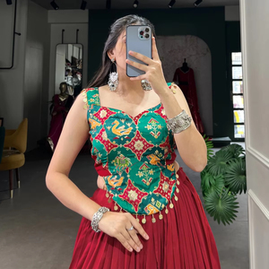 Rayón puro Lehenga Choli completamente cosido moderno con diseño de flores en relieve y retoque de encaje para bodas - Product Image 1