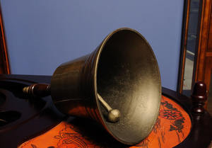 Campana de Mano de Latón Artesanal de Estilo Antiguo Moderno - 6 Pulgadas, Diseño Costero, Ligera, para Mesa, Hogar, Oficina, Exhibición Educativa - Product Image 2